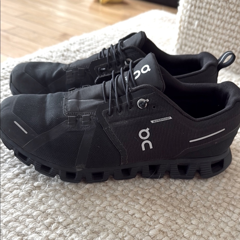 Women’s On Running Black Athletic Shoes with Cloud Cushioning, size 9